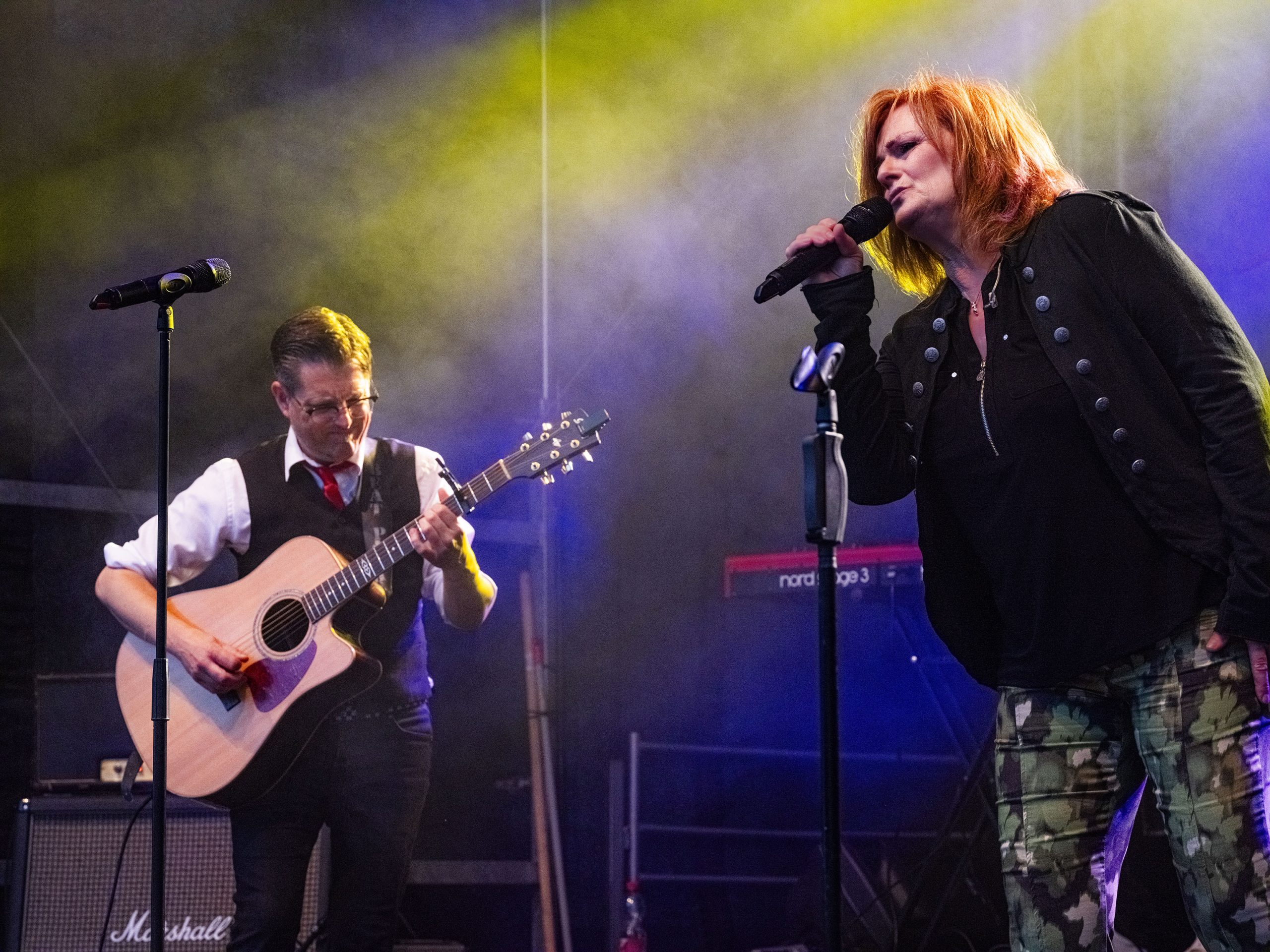 Lusthansa Mitglieder während einem Konzert am Gitarre spielen und singen
