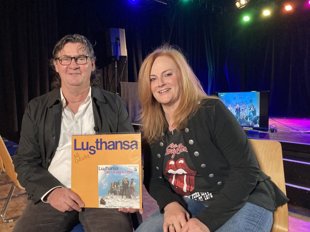 Lusthansa Bandmitglieder zeigen eine Vinyl vom Album