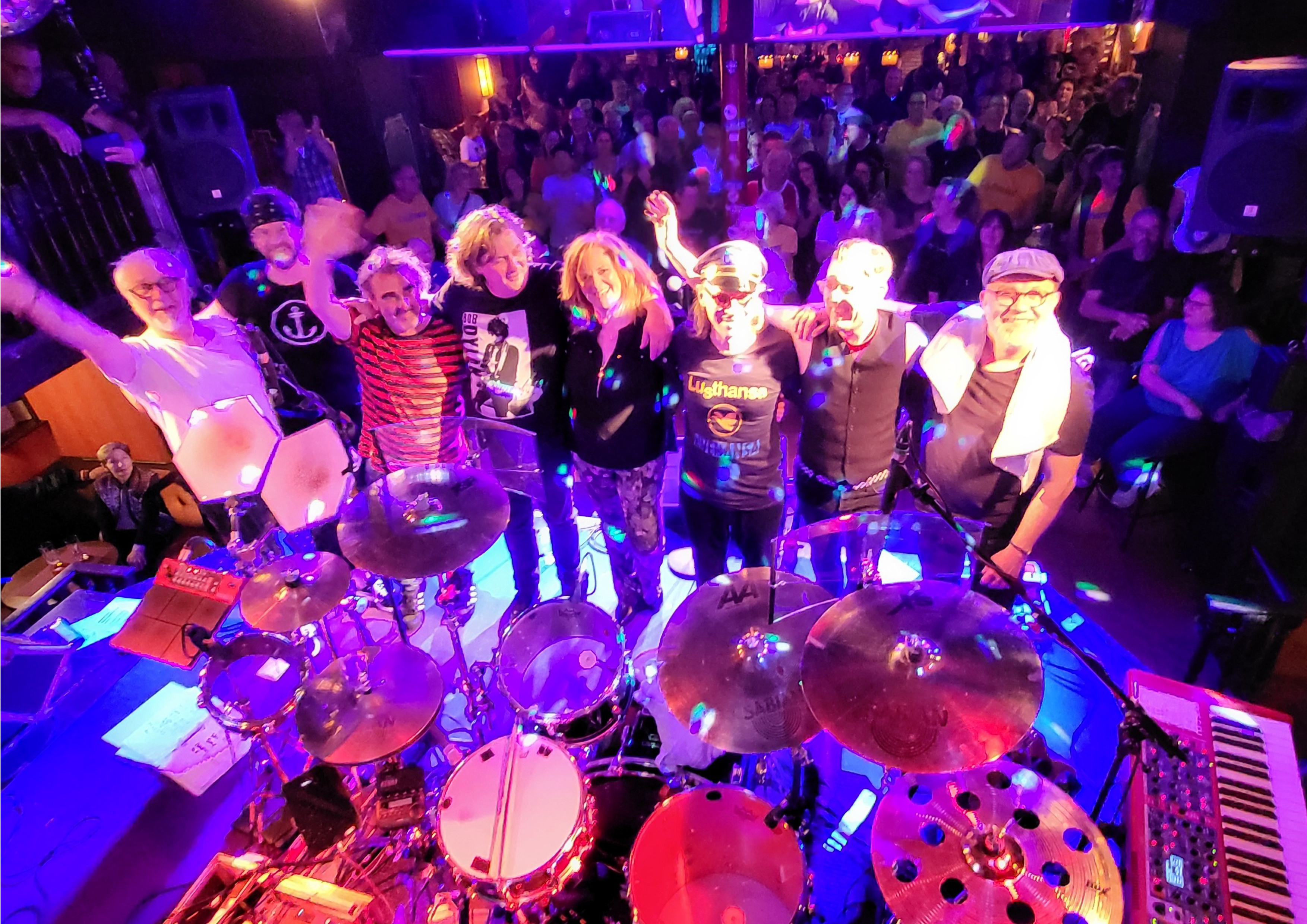 Lusthansa Gruppenfoto in einem Konzertsaal mit Live-Publikum