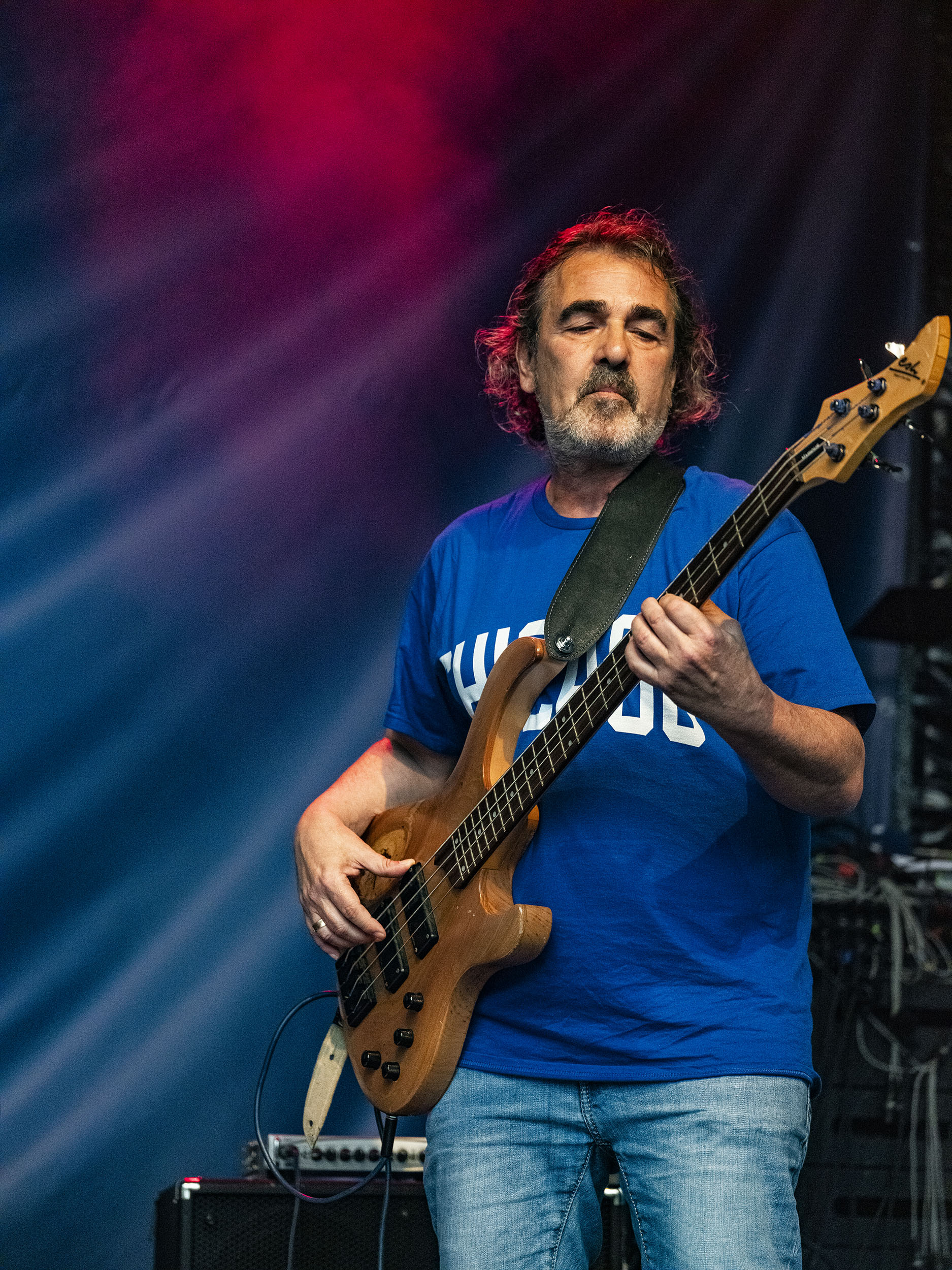 Lusthansa Bandmitglied in blauen T-Shirt spielt Gitarre in Holzoptik während eines Konzerts