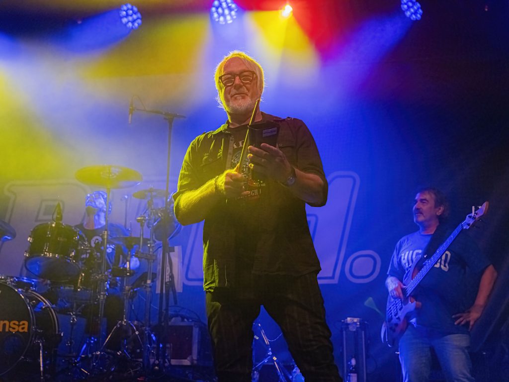 Lusthansa Mitglied spielt ein Instrument während einem Auftritt