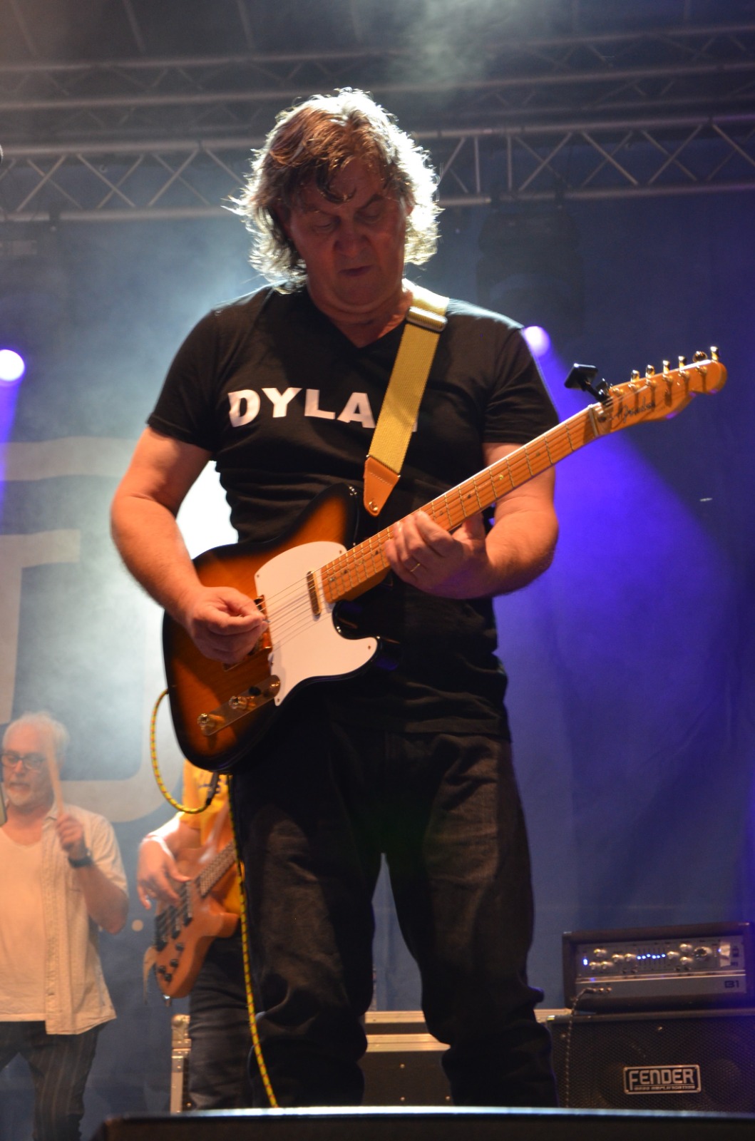 Lusthansa Bandmitglied Pello Bender spielt Gitarre während eines Auftritts